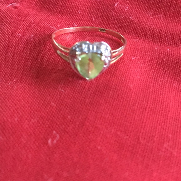 Peridot Heart 10KG Ring - Picture 5 of 5
